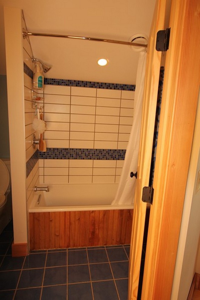 Cette image montre une salle de bain bohème avec une baignoire en alcôve et un combiné douche/baignoire.