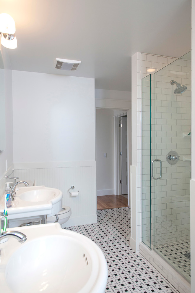 Inspiration för ett mellanstort amerikanskt badrum med dusch, med ett piedestal handfat, en dusch i en alkov, en toalettstol med hel cisternkåpa, vit kakel, keramikplattor, vita väggar och klinkergolv i keramik