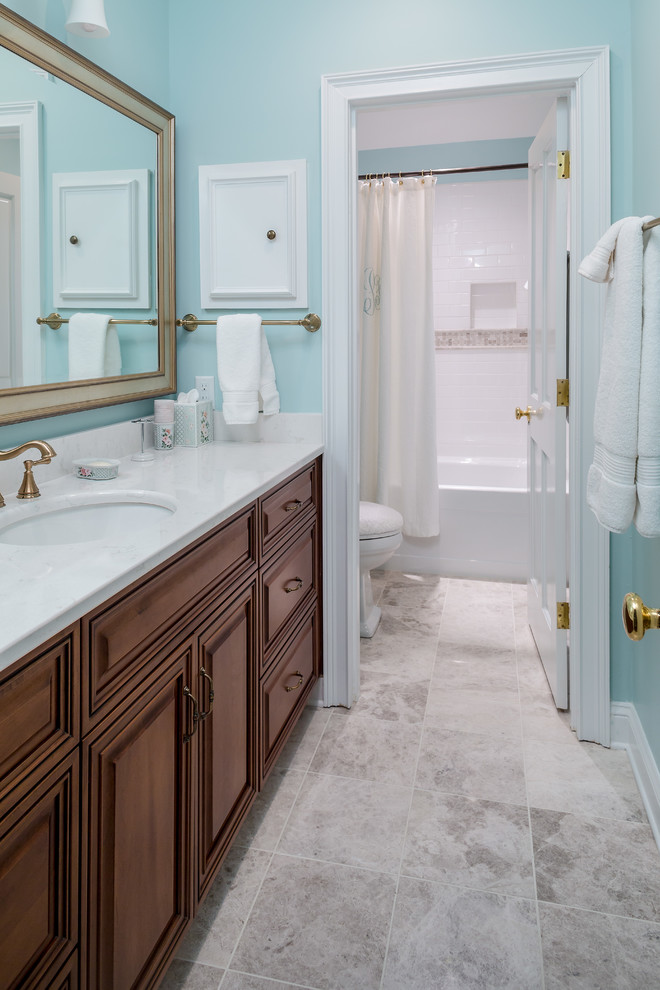 Idéer för mellanstora vintage en-suite badrum, med luckor med upphöjd panel, skåp i mörkt trä, ett badkar i en alkov, en dusch/badkar-kombination, en toalettstol med separat cisternkåpa, blå väggar, travertin golv, ett undermonterad handfat och bänkskiva i kvarts
