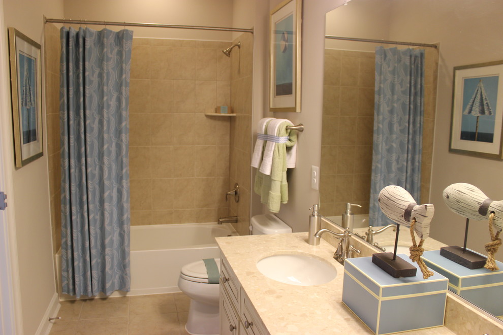 Diseño de cuarto de baño infantil marinero con puertas de armario blancas y paredes blancas