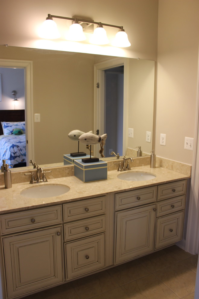 Foto di una stanza da bagno per bambini stile marino con ante bianche e piastrelle beige