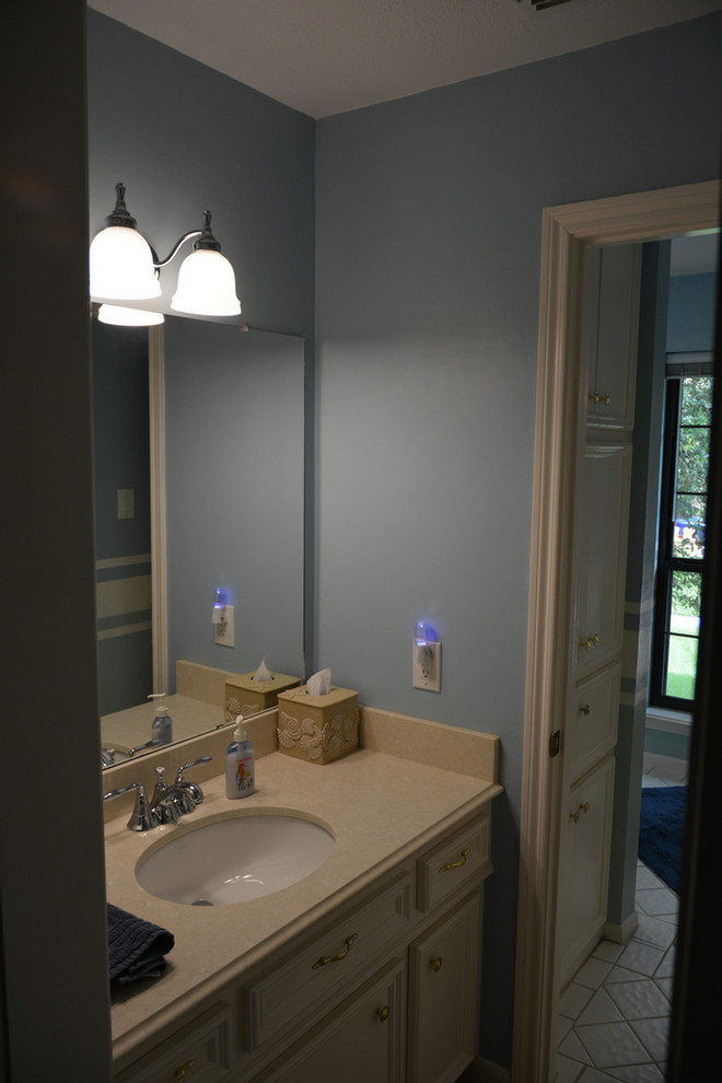 Свежая идея для дизайна: маленькая ванная комната в морском стиле с белыми фасадами, столешницей из искусственного кварца, белой плиткой и синими стенами для на участке и в саду - отличное фото интерьера