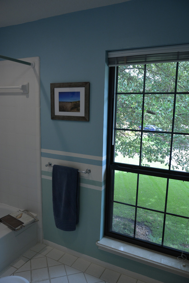 Mittelgroßes Maritimes Badezimmer mit weißen Schränken, Quarzwerkstein-Waschtisch, weißen Fliesen und blauer Wandfarbe in Houston