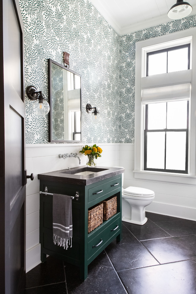 Идея дизайна: большая ванная комната в стиле кантри с фасадами с утопленной филенкой, зелеными фасадами, раздельным унитазом, зелеными стенами, полом из известняка, душевой кабиной, врезной раковиной, столешницей из бетона, черным полом и серой столешницей