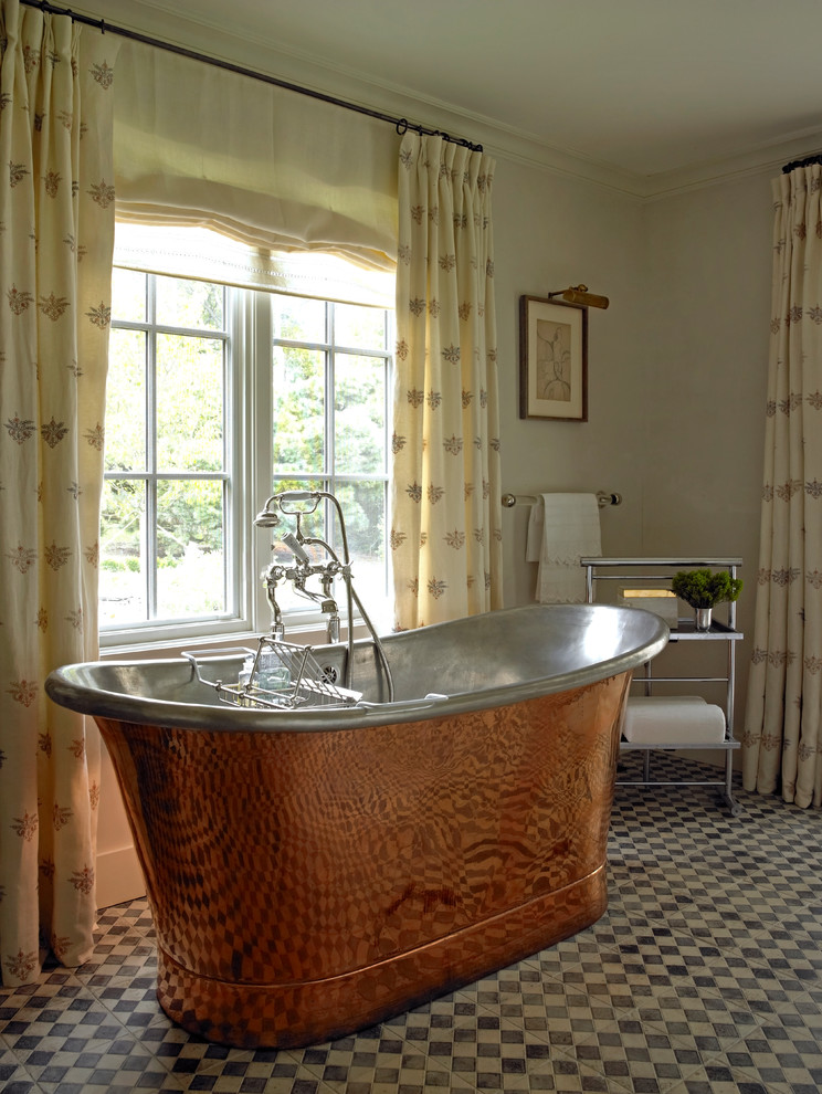 Diseño de cuarto de baño principal y azulejo de dos tonos tradicional grande con bañera exenta y paredes beige