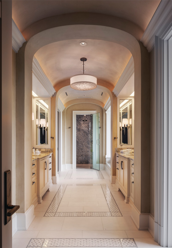 Стильный дизайн: огромная главная ванная комната в современном стиле с фасадами в стиле шейкер, белыми фасадами, душем в нише, бежевыми стенами, полом из керамогранита, врезной раковиной, белым полом и душем с распашными дверями - последний тренд
