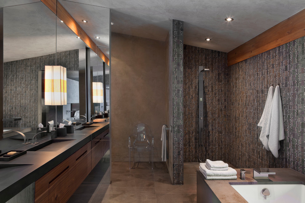 Источник вдохновения для домашнего уюта: большая главная ванная комната в стиле модернизм с плоскими фасадами, темными деревянными фасадами, полновстраиваемой ванной, открытым душем, коричневой плиткой, серой плиткой, стеклянной плиткой, коричневыми стенами, врезной раковиной, столешницей из искусственного камня, коричневым полом и открытым душем