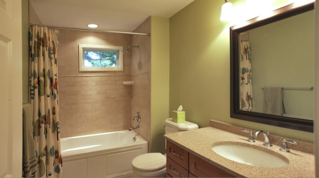 ワシントンD.C.にある中くらいなトラディショナルスタイルのおしゃれな子供用バスルーム (シェーカースタイル扉のキャビネット、中間色木目調キャビネット、アルコーブ型浴槽、シャワー付き浴槽	、分離型トイレ、ベージュのタイル、セラミックタイル、緑の壁、アンダーカウンター洗面器、シャワーカーテン、磁器タイルの床、御影石の洗面台、ベージュの床、ベージュのカウンター) の写真
