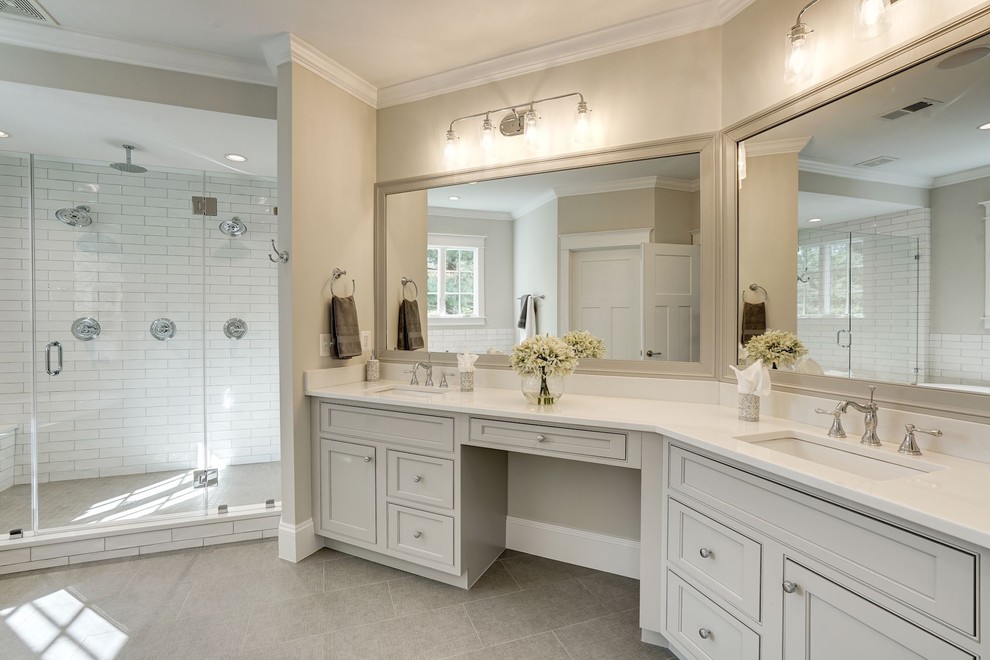 Exempel på ett mycket stort klassiskt en-suite badrum, med luckor med profilerade fronter, grå skåp, en dusch i en alkov, vit kakel, tunnelbanekakel, bruna väggar, klinkergolv i porslin, ett undermonterad handfat, grått golv och dusch med skjutdörr