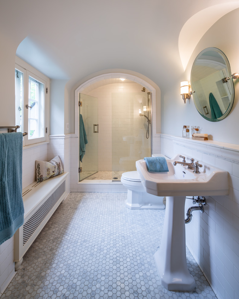 Свежая идея для дизайна: ванная комната в классическом стиле с раковиной с пьедесталом, душем в нише, белой плиткой, керамической плиткой, серыми стенами, мраморным полом и душевой кабиной - отличное фото интерьера
