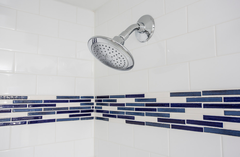 Стильный дизайн: ванная комната среднего размера в современном стиле с синей плиткой, белой плиткой, плиткой кабанчик и душевой кабиной - последний тренд