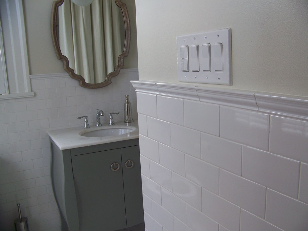 Idée de décoration pour une salle de bain principale design de taille moyenne avec un placard en trompe-l'oeil, des portes de placard grises, un carrelage blanc, un carrelage métro, un mur blanc, un sol en marbre, un lavabo encastré, un plan de toilette en marbre, un sol blanc et une cabine de douche avec un rideau.