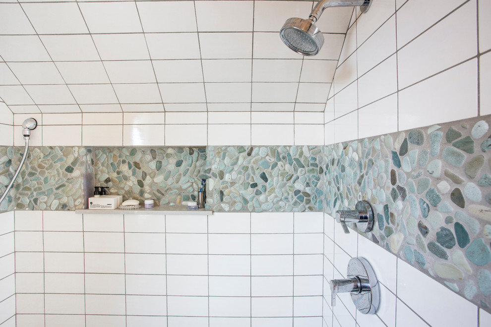 Источник вдохновения для домашнего уюта: большая ванная комната в современном стиле с плоскими фасадами, душем в нише, галечной плиткой, белыми стенами, полом из галечной плитки, столешницей из дерева, душем с распашными дверями и душевой кабиной