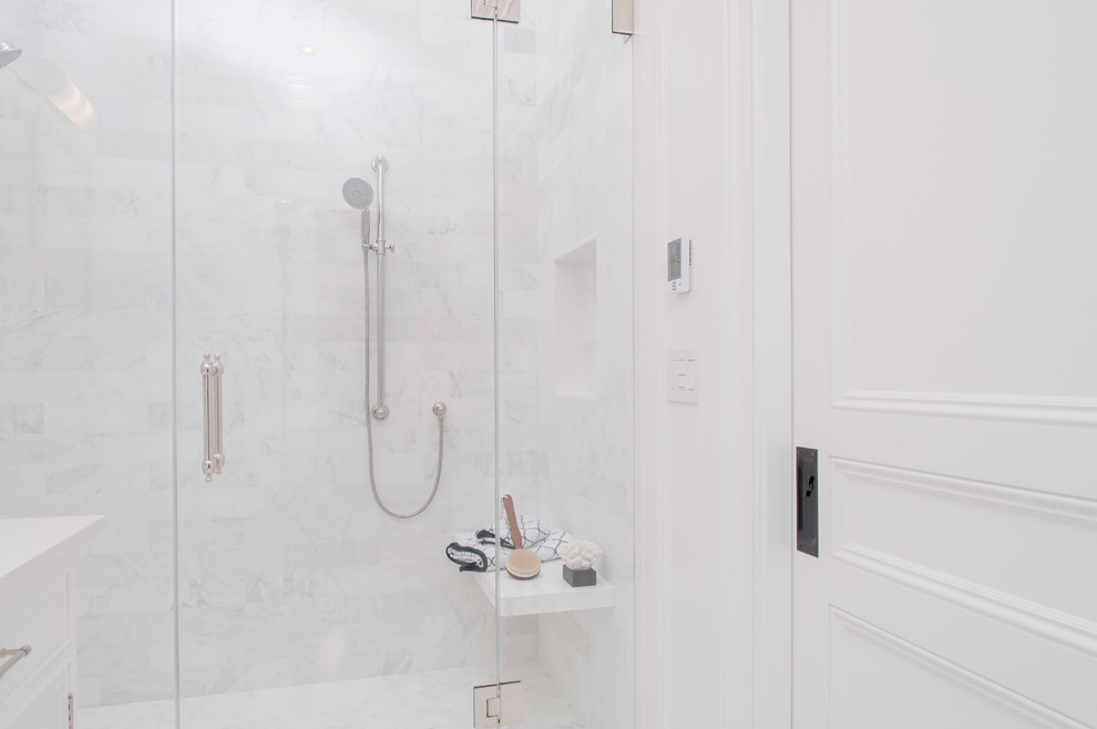 На фото: большая главная ванная комната в современном стиле с врезной раковиной, плоскими фасадами, белыми фасадами, мраморной столешницей, открытым душем, раздельным унитазом, белой плиткой, каменной плиткой, серыми стенами и мраморным полом