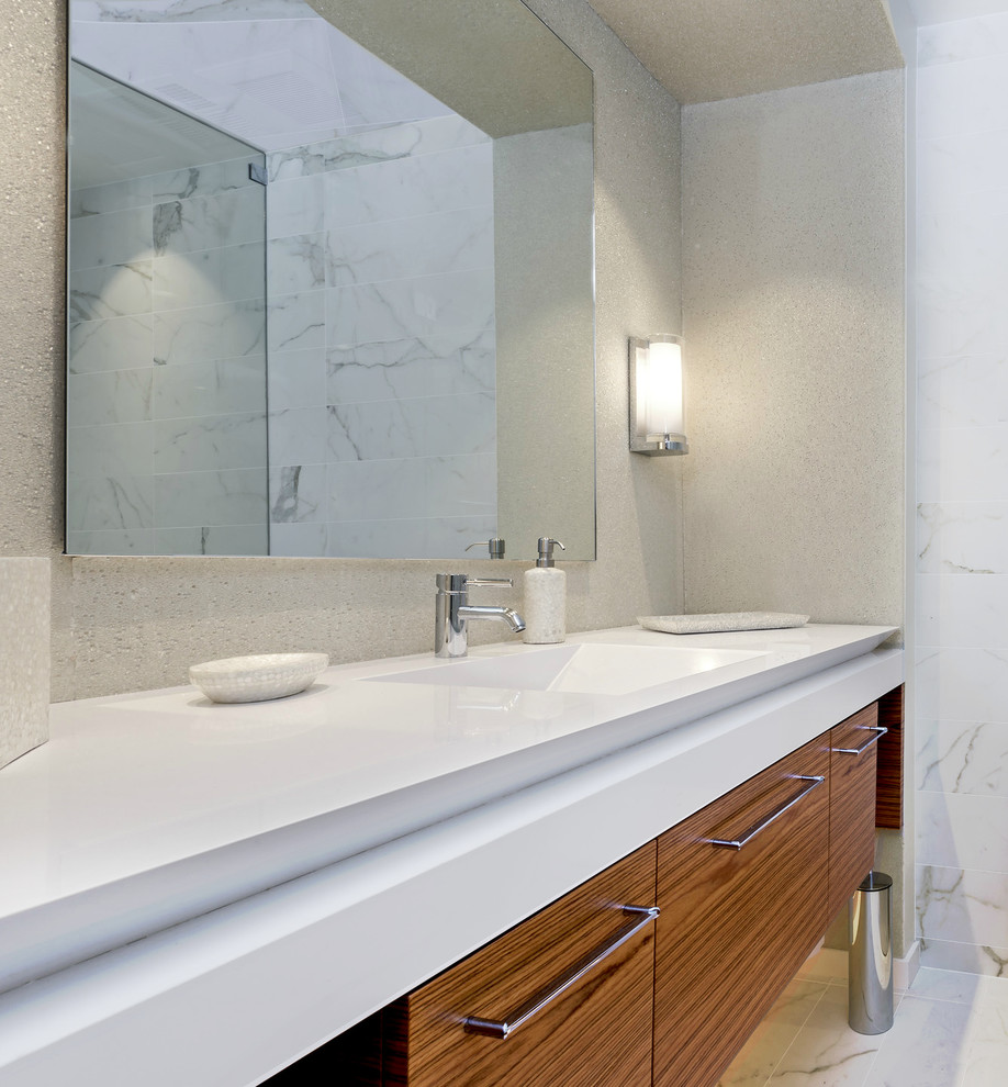 Exempel på ett stort modernt en-suite badrum, med ett integrerad handfat, släta luckor, skåp i mellenmörkt trä, bänkskiva i akrylsten, beige kakel och marmorgolv