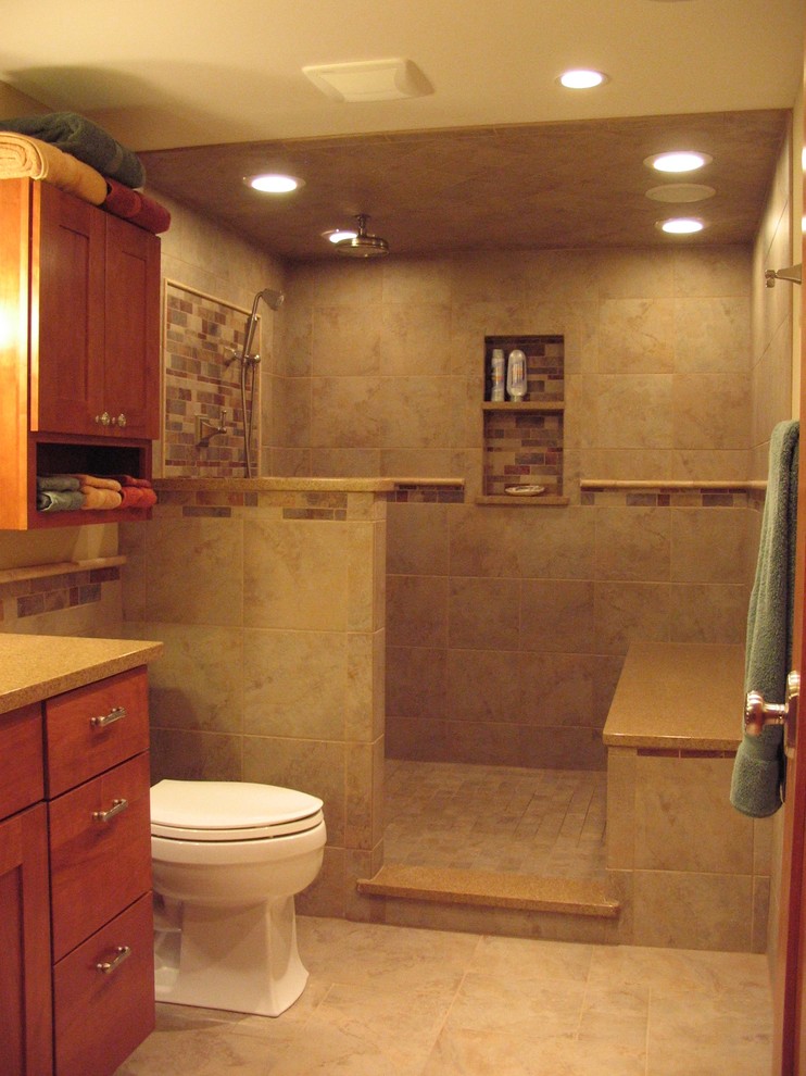 Inspiration för ett mellanstort amerikanskt badrum med dusch, med ett undermonterad handfat, luckor med infälld panel, skåp i mellenmörkt trä, granitbänkskiva, en öppen dusch, en toalettstol med separat cisternkåpa, beige kakel, beige väggar och klinkergolv i keramik