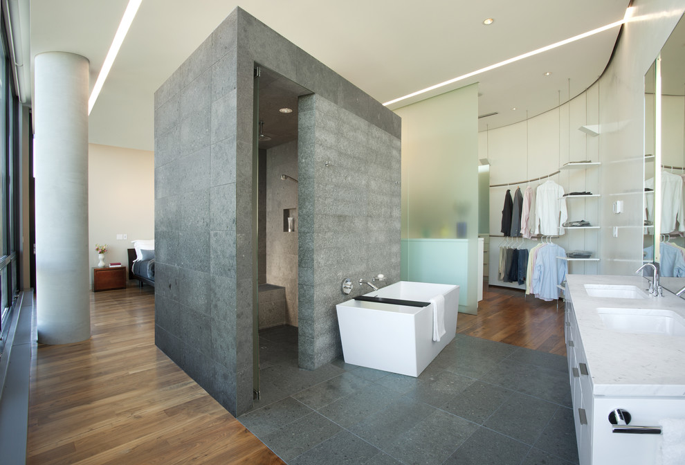 Idee per una parquet e piastrelle stanza da bagno minimal con vasca freestanding
