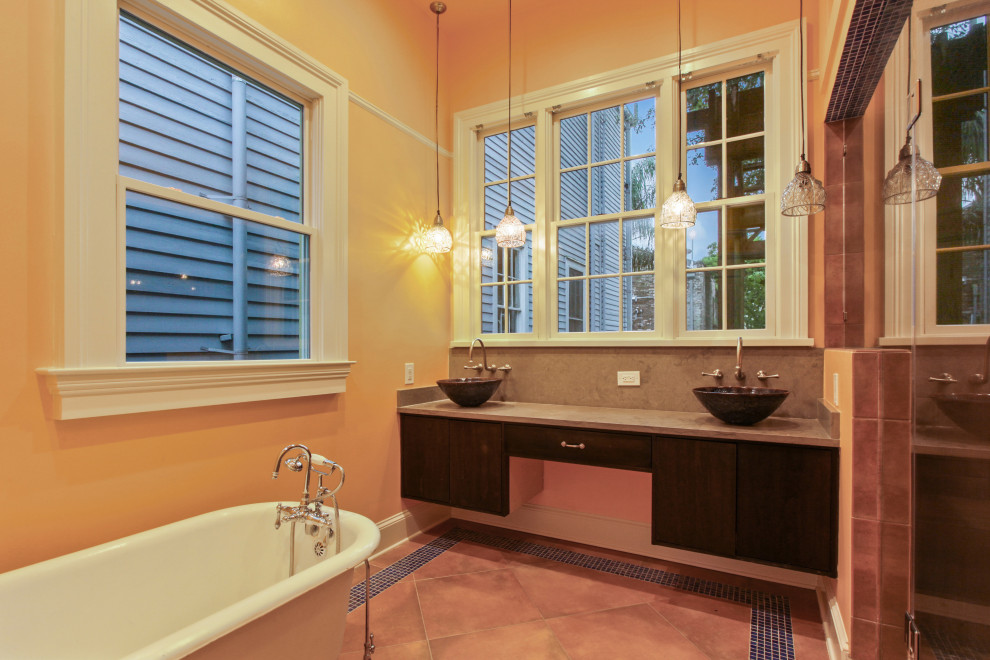Idéer för att renovera ett litet vintage grå grått en-suite badrum, med ett badkar med tassar, en hörndusch, ett konsol handfat, rött golv och dusch med gångjärnsdörr