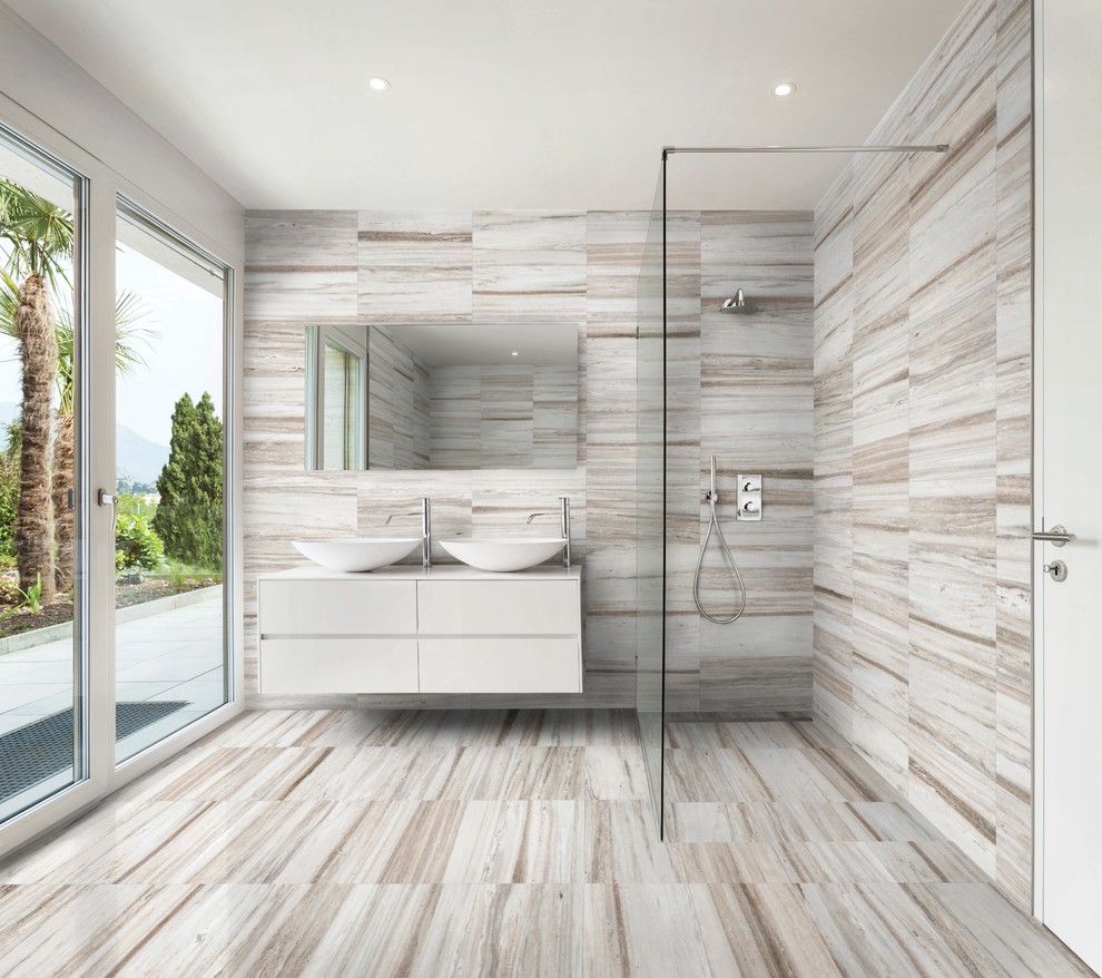 Exempel på ett modernt badrum, med släta luckor, vita skåp, en kantlös dusch, flerfärgad kakel, flerfärgade väggar, ett fristående handfat, flerfärgat golv och med dusch som är öppen