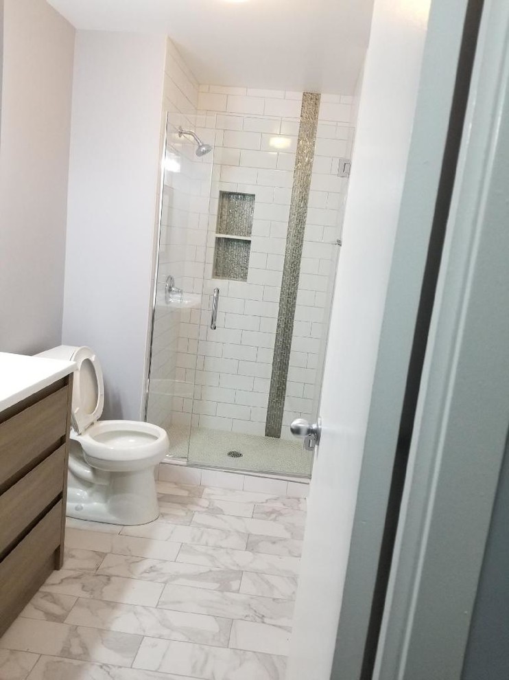 Idéer för att renovera ett mellanstort funkis vit vitt badrum för barn, med släta luckor, en toalettstol med separat cisternkåpa, porslinskakel, grå väggar, klinkergolv i porslin, ett undermonterad handfat, bänkskiva i kvarts och flerfärgat golv