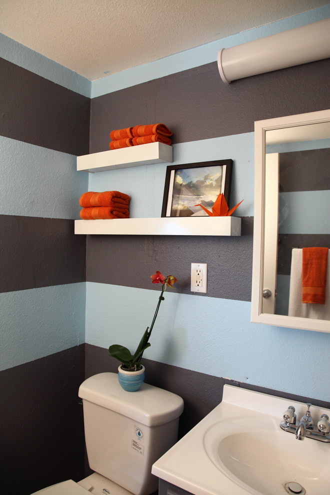 Immagine di una stanza da bagno minimal con lavabo integrato