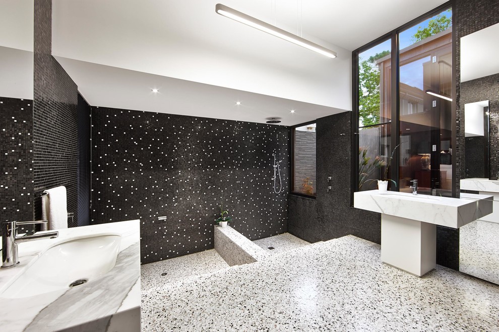 На фото: главная ванная комната в современном стиле с врезной раковиной, мраморной столешницей, открытым душем, черной плиткой, плиткой мозаикой, черными стенами и открытым душем с