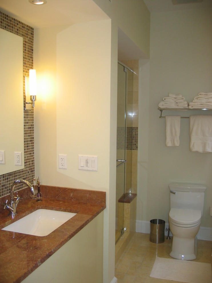 Exemple d'une douche en alcôve chic de taille moyenne avec un lavabo encastré, un placard à porte plane, des portes de placard beiges, un plan de toilette en marbre, WC à poser, mosaïque et un sol en marbre.