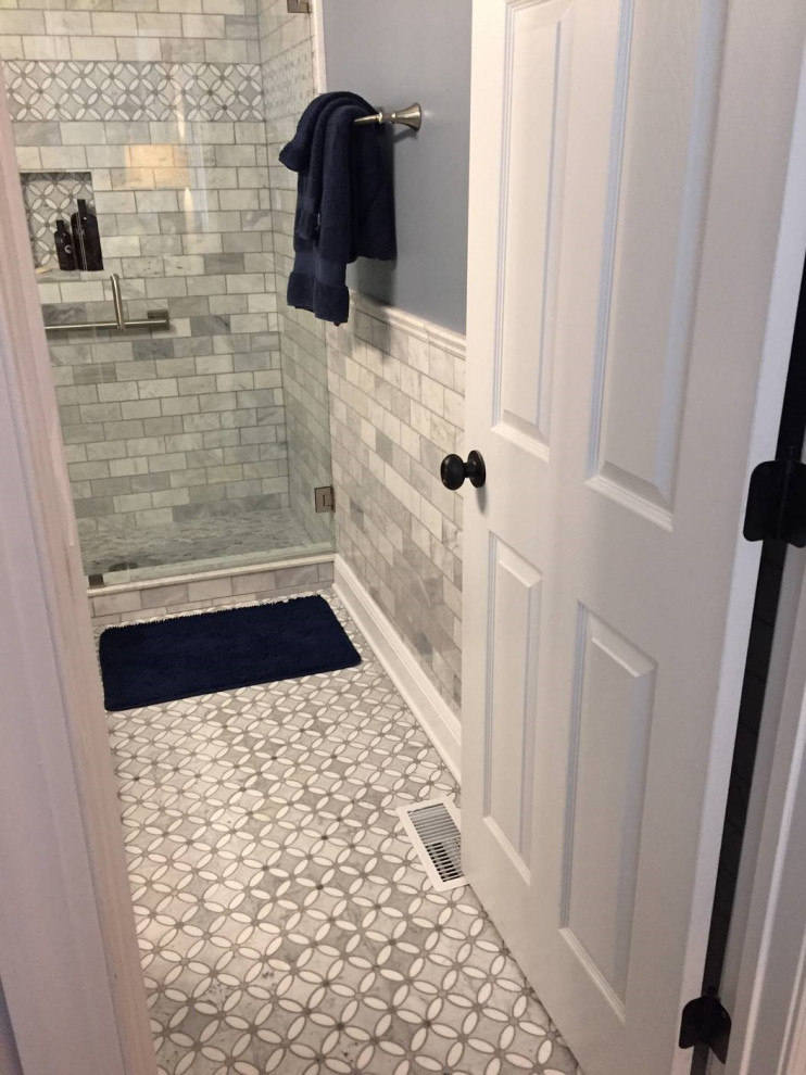 Idée de décoration pour une salle de bain tradition de taille moyenne avec WC séparés, un mur gris, un sol en marbre, un lavabo de ferme, un sol multicolore et une cabine de douche à porte battante.