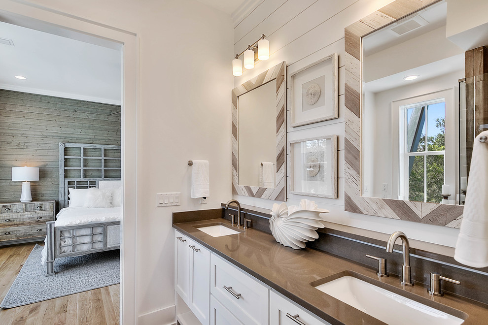 Foto di una stanza da bagno padronale stile marinaro con ante in stile shaker, ante bianche, pareti bianche, pavimento in legno massello medio, lavabo sottopiano, pavimento marrone e top marrone