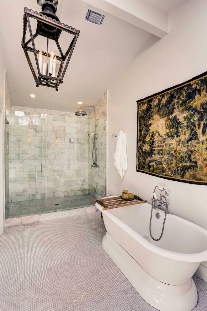 Foto de cuarto de baño principal clásico renovado con bañera exenta, ducha esquinera y paredes blancas