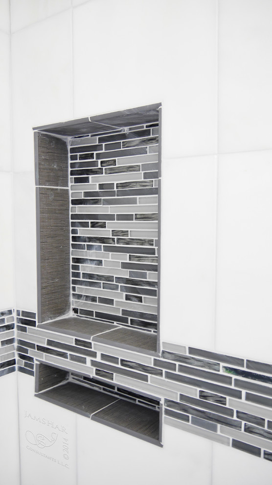 Immagine di una stanza da bagno padronale minimalista con doccia alcova, piastrelle grigie, piastrelle in pietra e pavimento in gres porcellanato