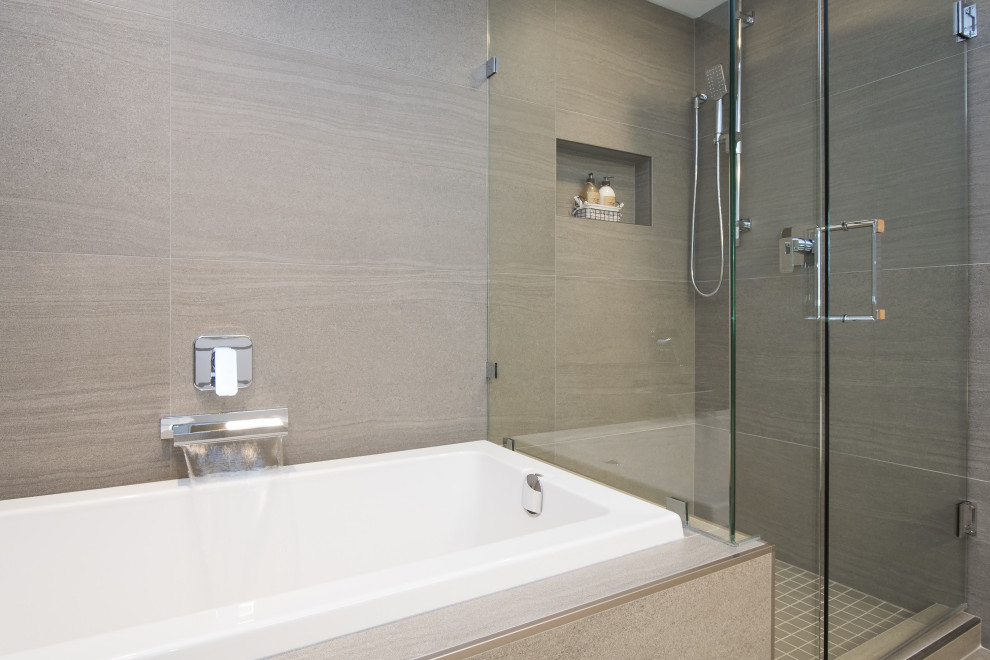 На фото: главная ванная комната среднего размера в современном стиле с накладной ванной, открытым душем, керамогранитной плиткой, коричневыми стенами, полом из керамогранита, бежевым полом и душем с распашными дверями с