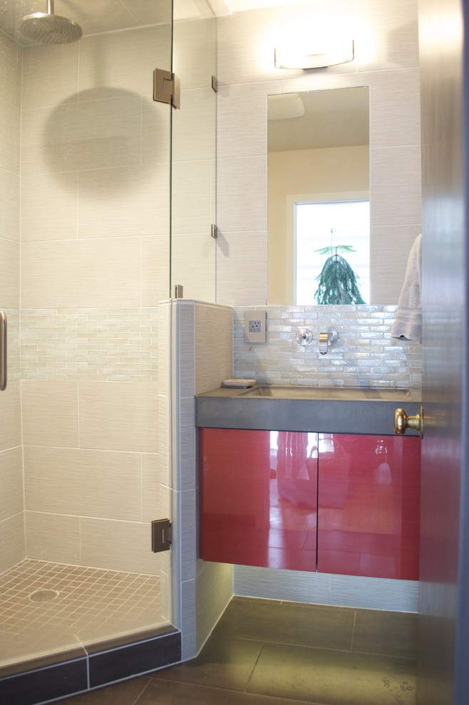 Réalisation d'une petite salle d'eau minimaliste avec un lavabo intégré, un placard à porte plane, des portes de placard rouges, un plan de toilette en béton, une douche d'angle, un carrelage beige, des carreaux de porcelaine, un mur beige et un sol en carrelage de porcelaine.