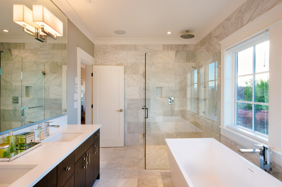 バンクーバーにあるトランジショナルスタイルのおしゃれな浴室 (アンダーカウンター洗面器、フラットパネル扉のキャビネット、濃色木目調キャビネット、置き型浴槽、バリアフリー、白いタイル) の写真