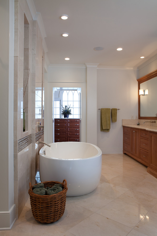 Стильный дизайн: ванная комната в классическом стиле с отдельно стоящей ванной - последний тренд