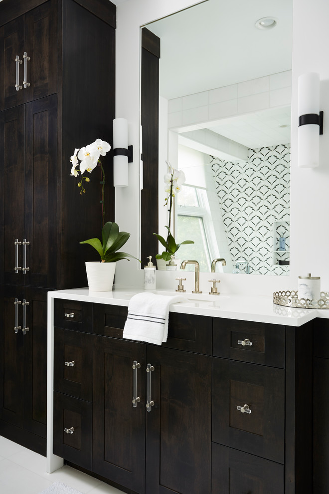 Пример оригинального дизайна: главная ванная комната в стиле неоклассика (современная классика) с темными деревянными фасадами, белым полом, душем с распашными дверями, белой столешницей, фасадами в стиле шейкер, белыми стенами и зеркалом с подсветкой