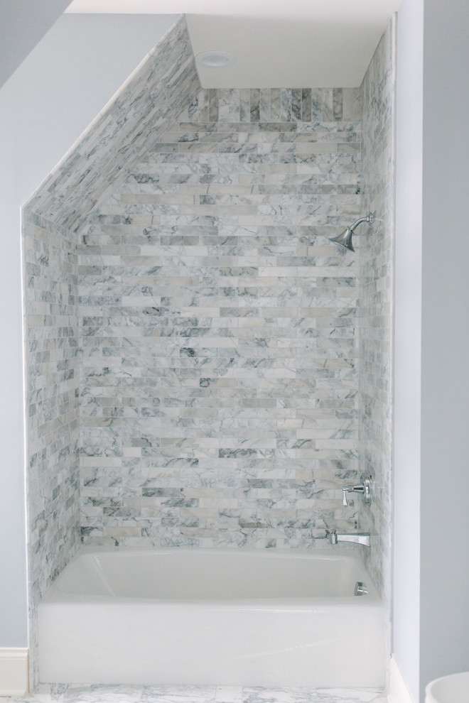 Imagen de cuarto de baño principal tradicional renovado con armarios estilo shaker, puertas de armario blancas, bañera empotrada, combinación de ducha y bañera, paredes grises, suelo de mármol y lavabo bajoencimera