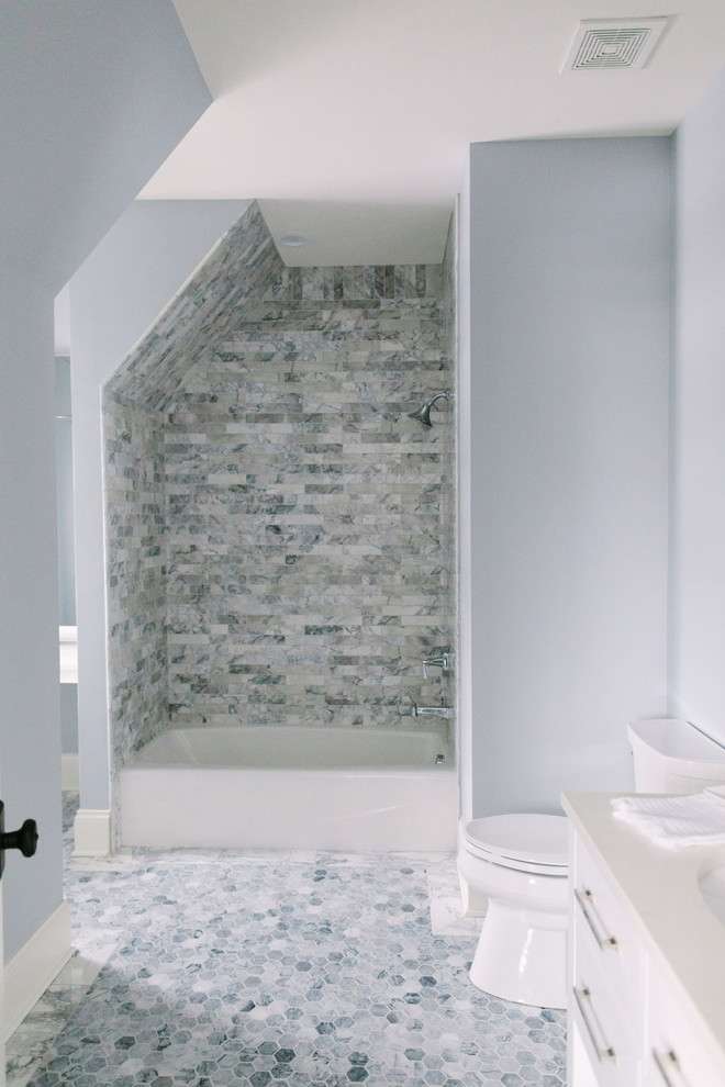 Modelo de cuarto de baño principal clásico renovado grande con armarios estilo shaker, puertas de armario blancas, bañera empotrada, combinación de ducha y bañera, paredes grises, suelo de mármol y lavabo bajoencimera