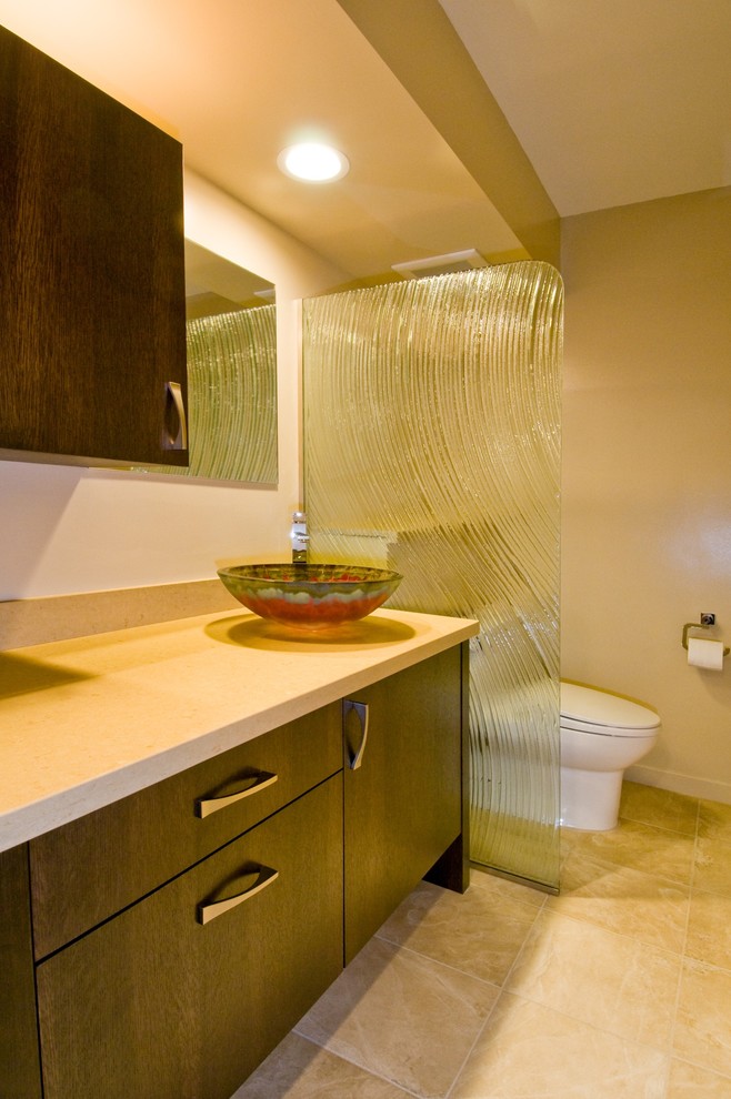 Idee per una stanza da bagno design con top in superficie solida e lavabo a bacinella
