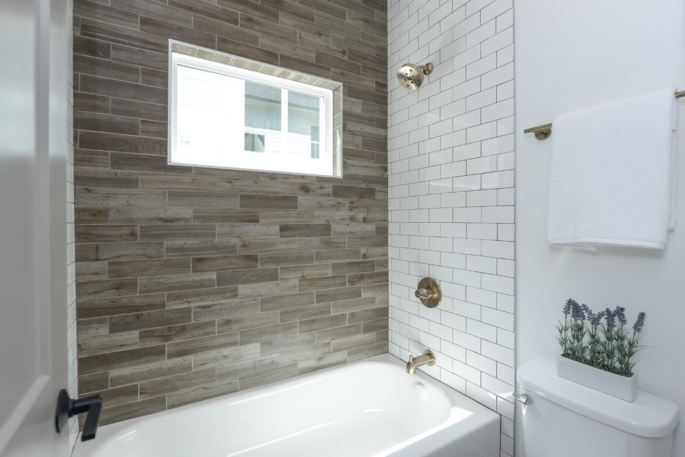 Imagen de cuarto de baño de estilo de casa de campo con armarios estilo shaker, puertas de armario blancas y encimera de cuarzo compacto