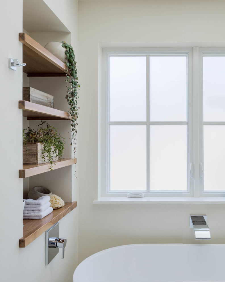 Foto de cuarto de baño principal tradicional renovado de tamaño medio con bañera exenta y paredes blancas
