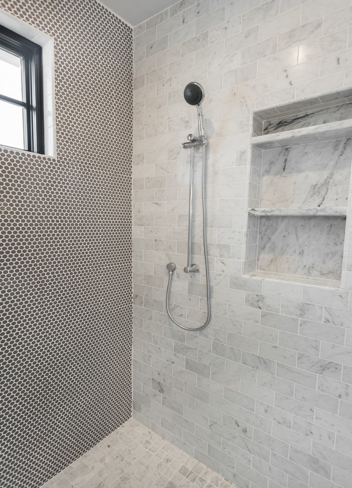 Bild på ett mellanstort lantligt en-suite badrum, med luckor med infälld panel, vita skåp, ett fristående badkar, en öppen dusch, en toalettstol med hel cisternkåpa, grå väggar, klinkergolv i porslin, ett undermonterad handfat, marmorbänkskiva, grått golv och dusch med gångjärnsdörr