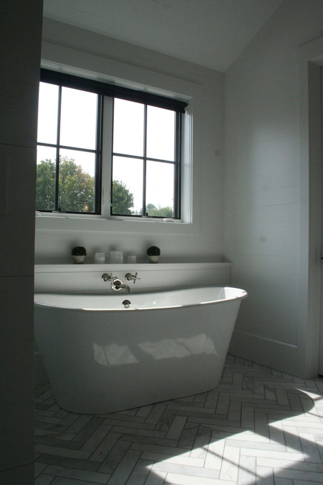 This is an example of a farmhouse bathroom in Columbus.