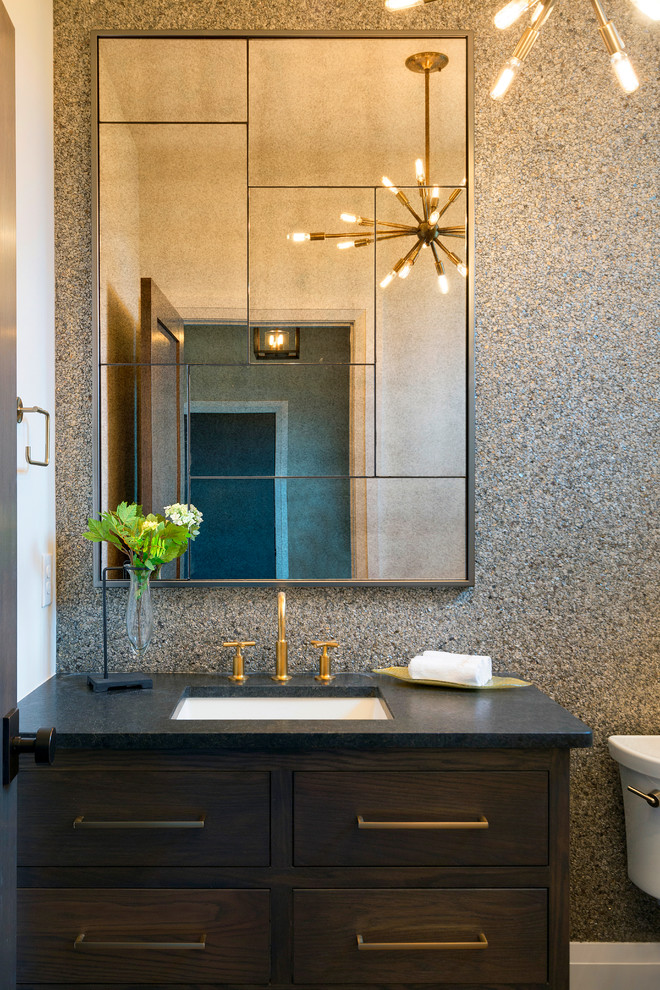 Mittelgroßes Modernes Badezimmer mit grauer Wandfarbe, Granit-Waschbecken/Waschtisch, flächenbündigen Schrankfronten, dunklen Holzschränken und Unterbauwaschbecken in Minneapolis
