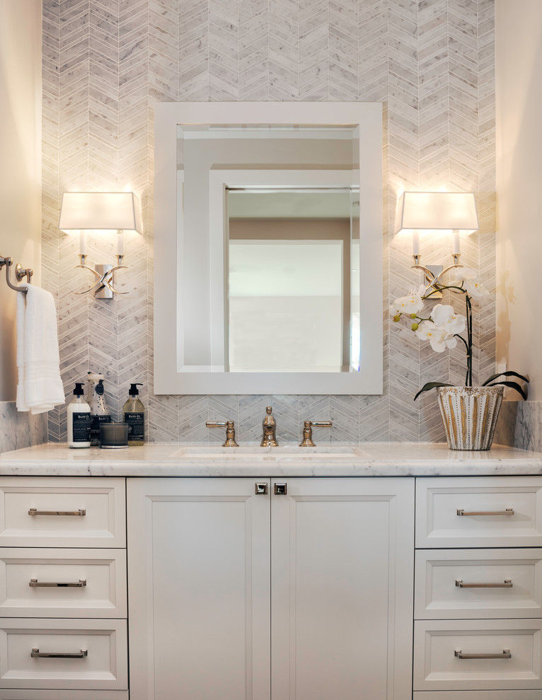Inspiration för mellanstora lantliga grått badrum med dusch, med skåp i shakerstil, vita skåp, grå kakel, keramikplattor, grå väggar, klinkergolv i keramik, ett undermonterad handfat, marmorbänkskiva och grått golv