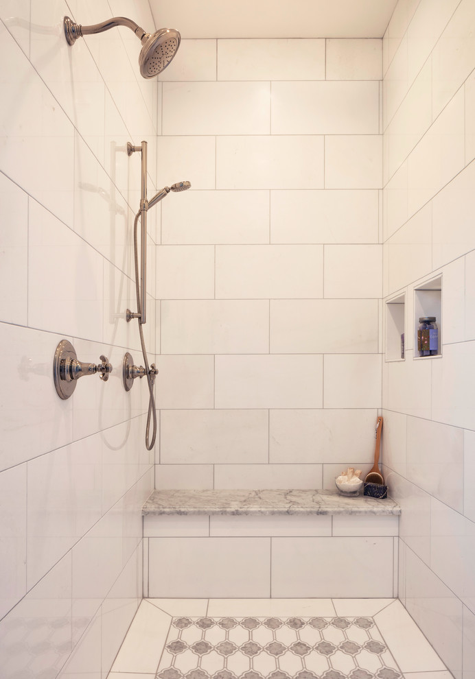 Exempel på ett mellanstort lantligt grå grått en-suite badrum, med skåp i shakerstil, vita skåp, en dubbeldusch, grå kakel, keramikplattor, grå väggar, klinkergolv i keramik, marmorbänkskiva, grått golv och dusch med gångjärnsdörr