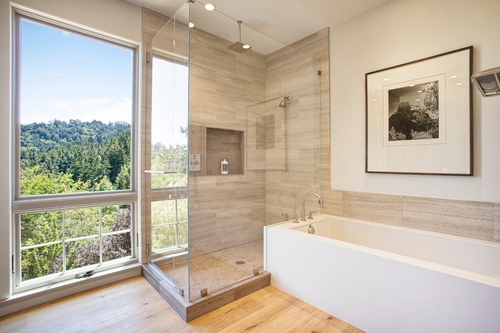 Cette photo montre une salle de bain principale tendance avec un carrelage beige et parquet clair.