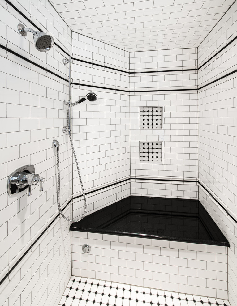 Klassisk inredning av ett badrum, med en dusch i en alkov, vit kakel och tunnelbanekakel