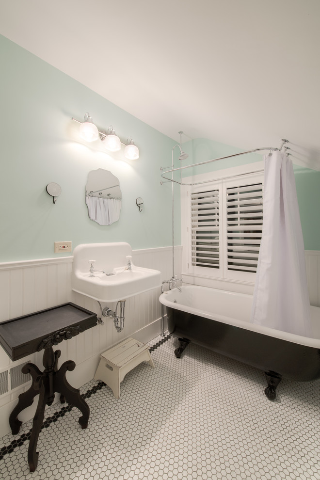 Immagine di una stanza da bagno tradizionale con lavabo sospeso, vasca con piedi a zampa di leone, vasca/doccia e piastrelle bianche