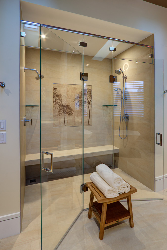 Cette image montre une salle de bain principale design en bois clair avec un lavabo encastré, un placard à porte plane, un plan de toilette en quartz modifié, une baignoire indépendante, une douche double, un carrelage beige, des carreaux de céramique, un mur beige et un sol en carrelage de céramique.